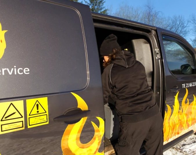 NH BioService tekniker ved servicebil
